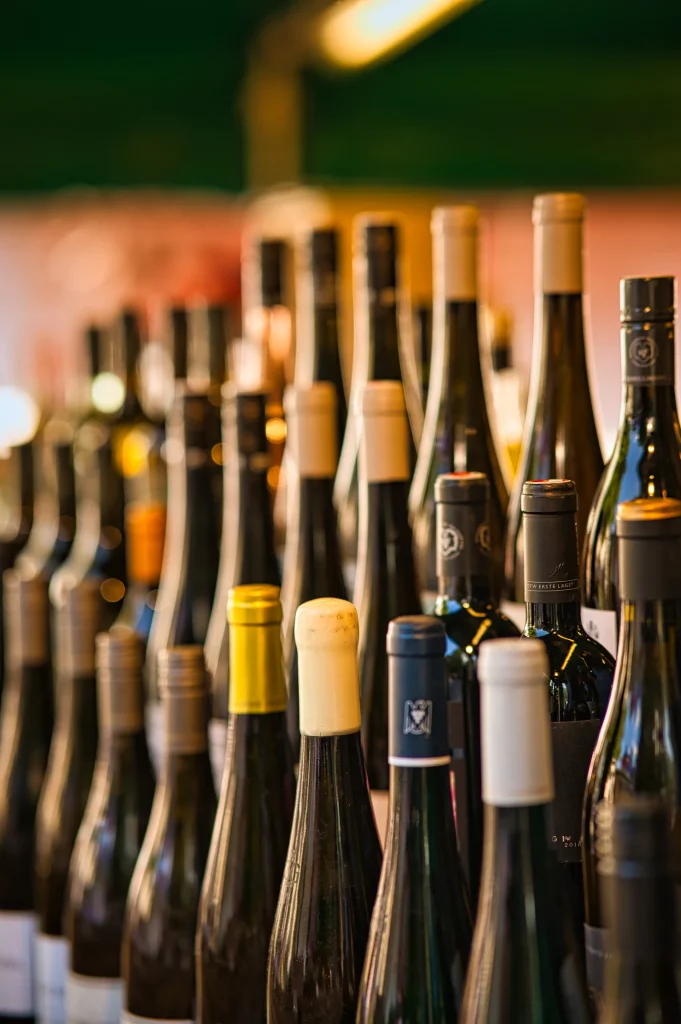 Rangée de bouteilles de vin de différents domaines