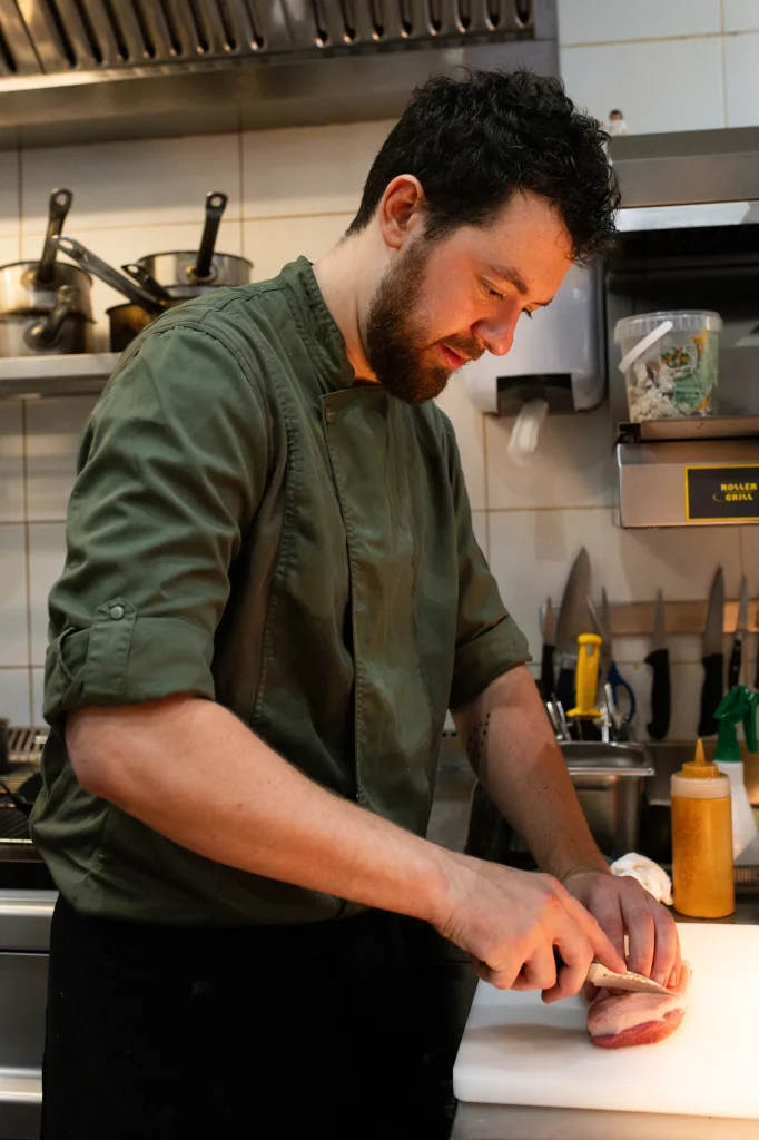 Le chef Baptiste Perthuison en cuisine