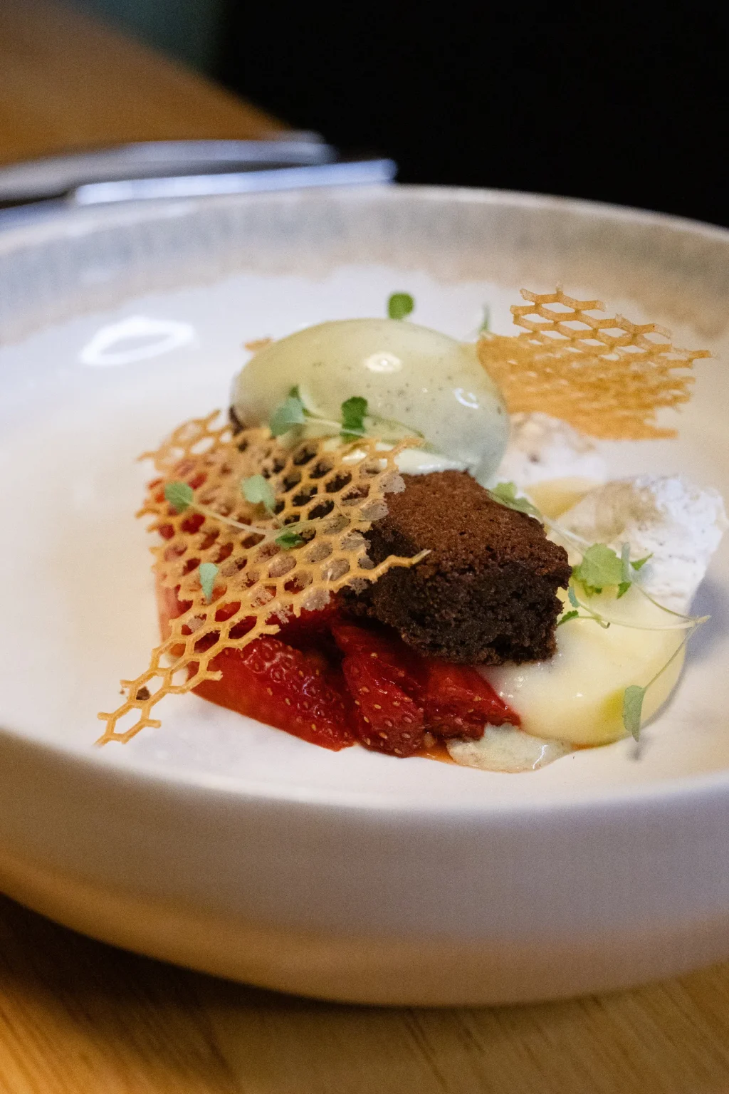 Dessert à l'assiette : fraises, carré de chocolat, glace et tuile en dentelle