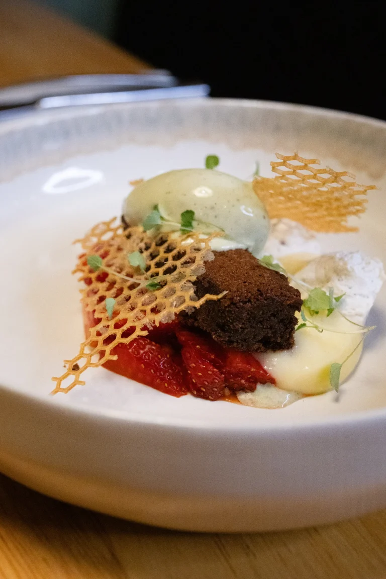 Dessert à l'assiette : fraises, carré de chocolat, glace et tuile en dentelle