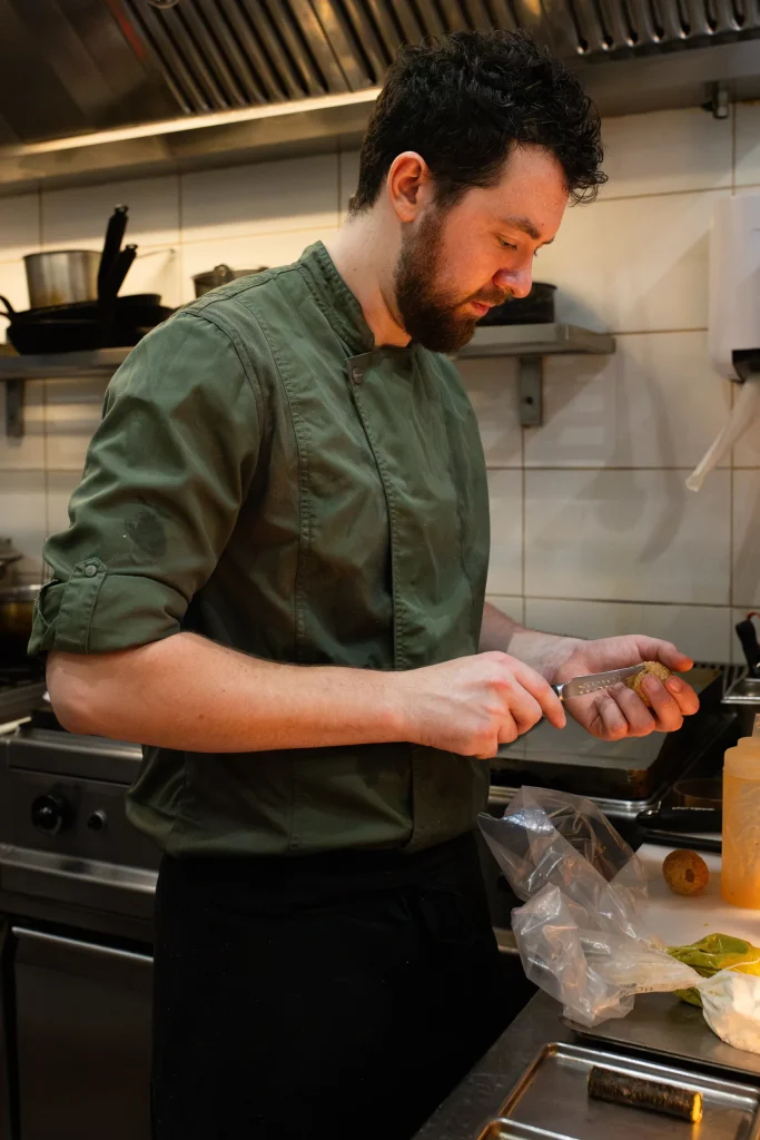 Le chef prépare une assiette devant son plan de travail