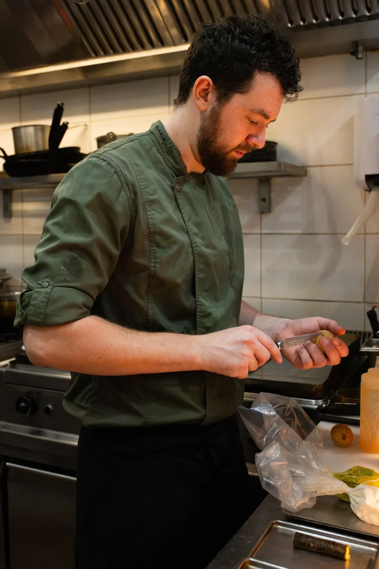 Le chef prépare une assiette devant son plan de travail